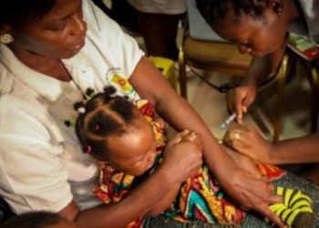 Más de 650.000 niños africanos reciben vacuna contra malaria
