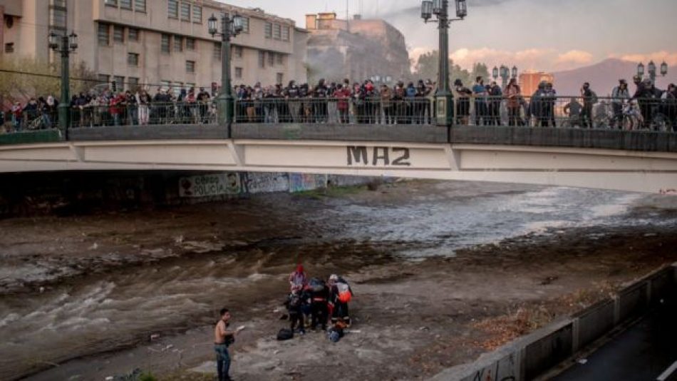 Impunidad en Chile: el informe pedido por la defensa aseguró que ex carabinero no empujó a joven en el puente Pío Nono