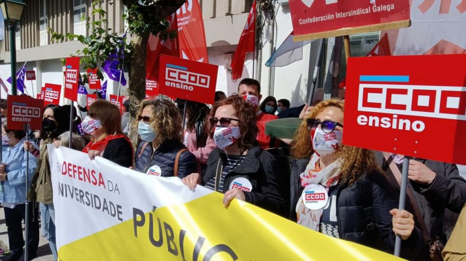 Protesta diante do Parlamento de Galicia para defender a universidade pública