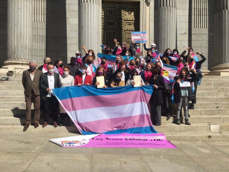 Los colectivos piden al PSOE que apoye el trámite de la Ley Trans