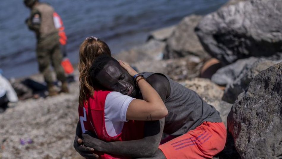 Apoyo desde las redes sociales a Luna, la voluntaria de la Cruz Roja acosada por la extrema derecha machista y racista