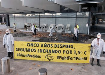 Mañana comienza el juicio contra nueve activistas del clima que denunciaron la negligencia climática de Repsol