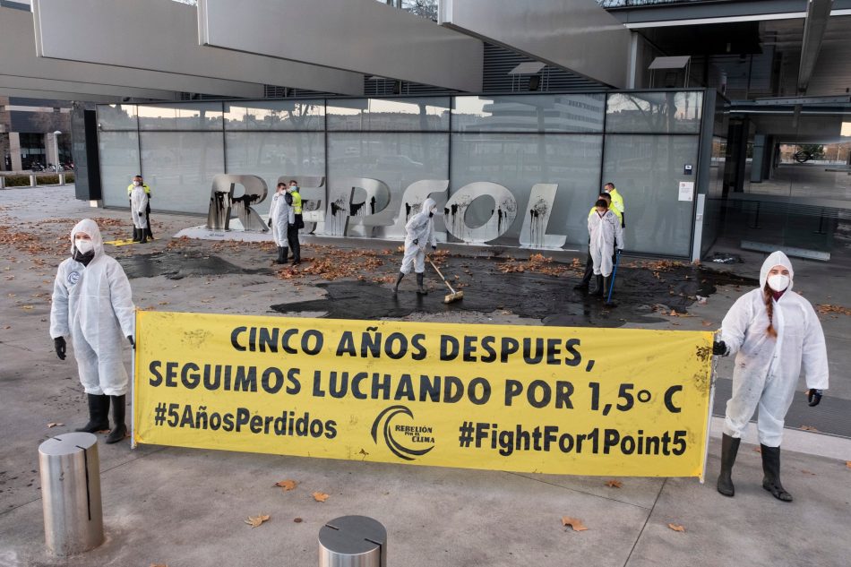 Mañana comienza el juicio contra nueve activistas del clima que denunciaron la negligencia climática de Repsol