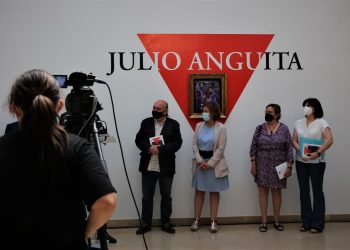 Un ‘viaje fotográfico’ por la intensa trayectoria vital y política de Julio Anguita