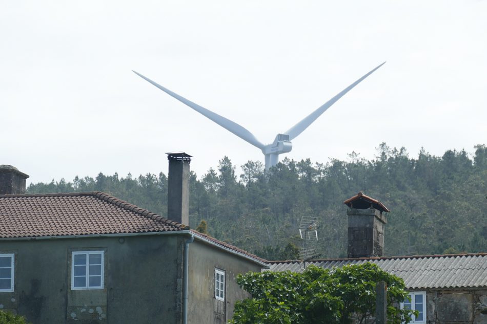 Las quejas vecinales por el ruído de los aerogeneradores del parque eólico Mouriños provocan indignación en la Costa da Morte