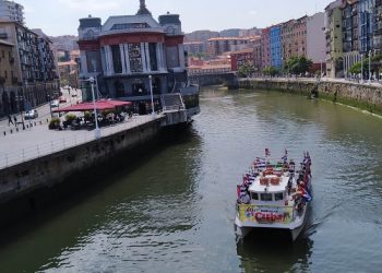 Barco solidario recorrió la ría de Bilbao bajo el lema «Biden, entzun mundua: Unblock Cuba!»