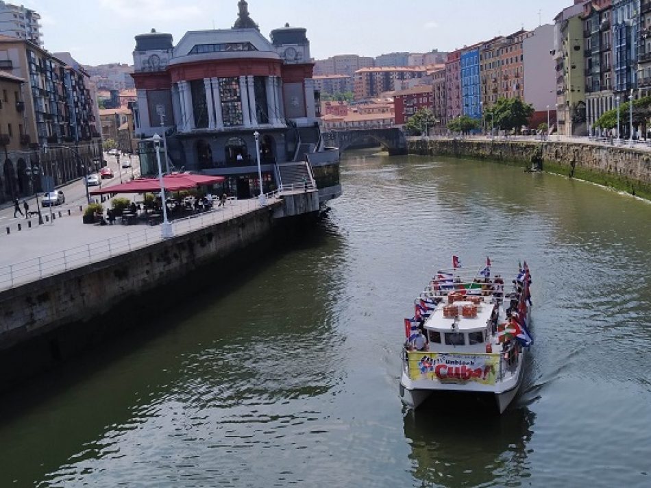 Barco solidario recorrió la ría de Bilbao bajo el lema «Biden, entzun mundua: Unblock Cuba!»