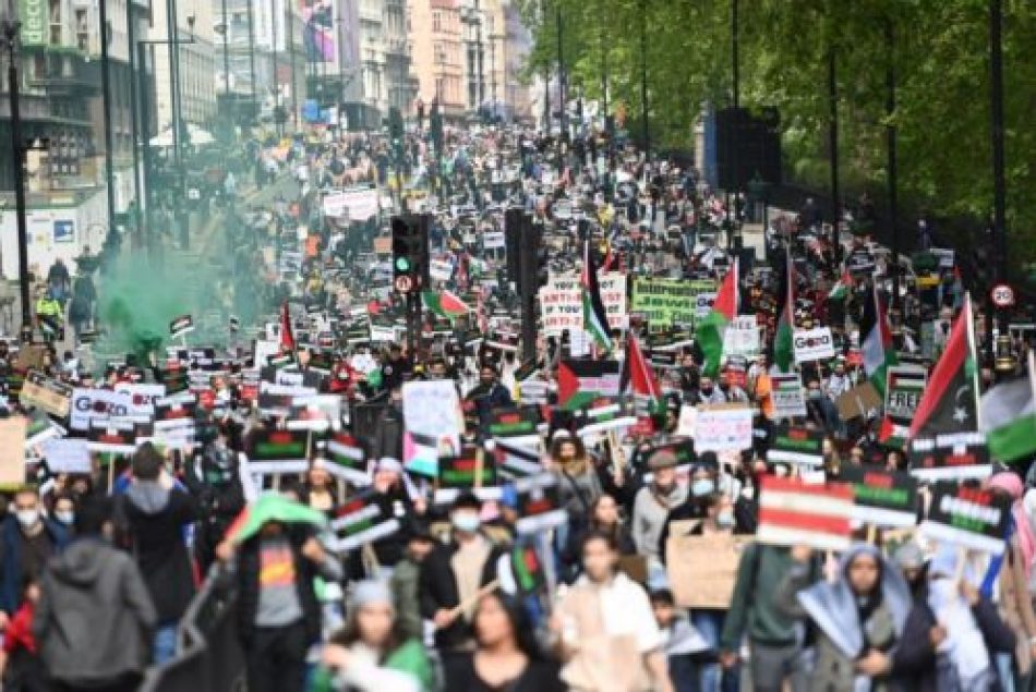 Miles de personas marchan en Londres en solidaridad contra los ataques israelíes en Gaza