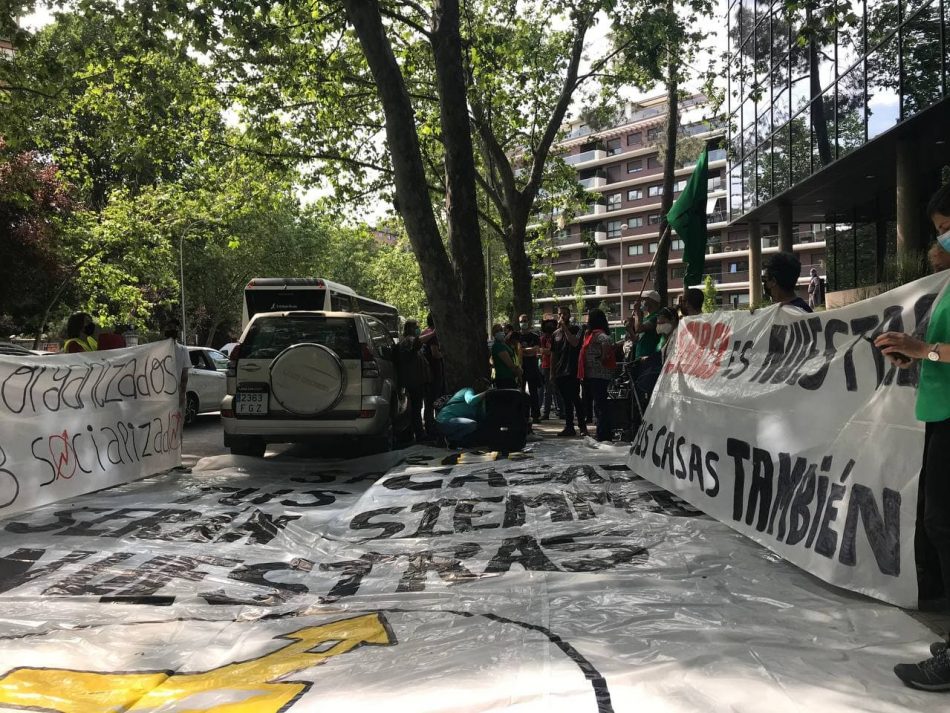 Un centenar de familias afectadas por Sareb se concentran en la sede del ‘banco malo’ el día en que celebra su junta de accionistas