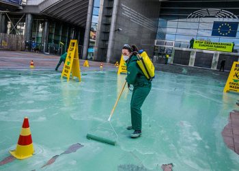 Activistas de Greenpeace pintan de verde la entrada del Parlamento Europeo para denunciar el “greenwashing” de la PAC