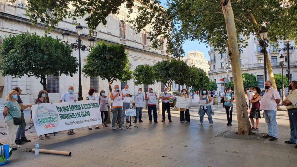 Más de un centenar personas se concentran en Sevilla para denunciar el colapso de los Servicios Sociales