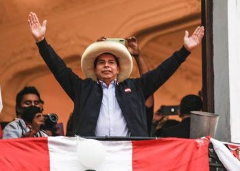 Llegan manifestantes a celebrar victoria de Castillo en Perú