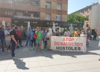 La plataforma vecinal Stop Desahucios Móstoles se concentra frente al Ayuntamiento de  Móstoles para protestar por el desamparo de una familia del municipio
