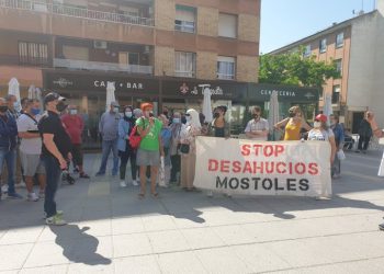 La plataforma vecinal Stop Desahucios Móstoles se concentra frente al Ayuntamiento de Móstoles para protestar por el desamparo de una familia del municipio