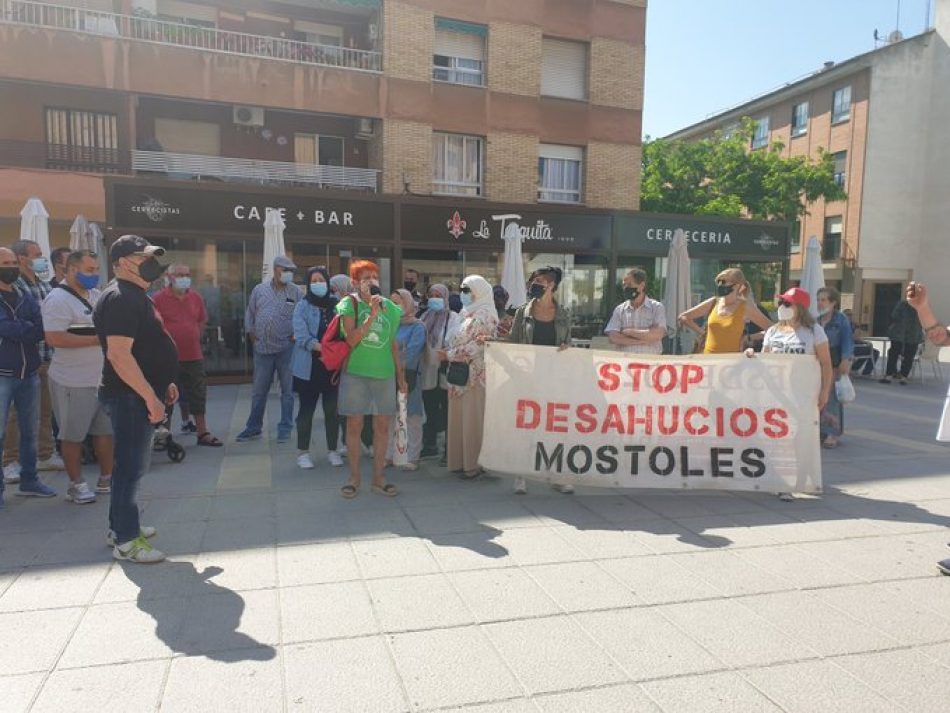 La plataforma vecinal Stop Desahucios Móstoles se concentra frente al Ayuntamiento de  Móstoles para protestar por el desamparo de una familia del municipio