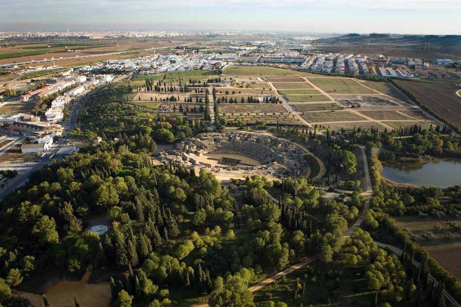 Denuncian la dejadez de la Junta de Andalucía hacia el conjunto monumental de Itálica