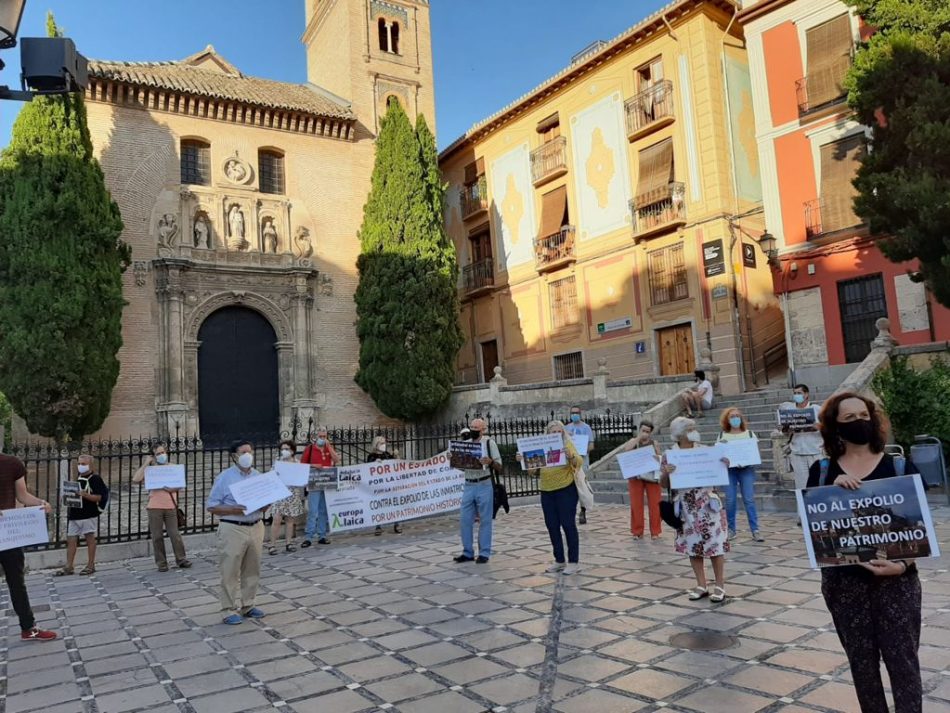 Decenas de personas convocadas por Granada Laica reclamaron frente a ‘Santa Ana’ la devolución del patrimonio público ‘robado’ por la Iglesia