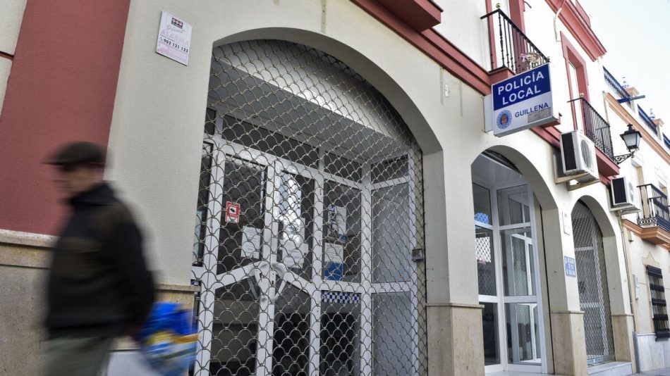 El Ayuntamiento de Guillena rechaza iniciar expediente disciplinario a los policías locales denunciados por torturas a un joven y abandono de su hijo de tres años