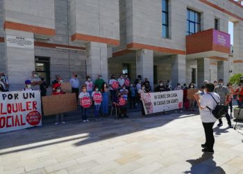 Las familias de Salobreña, en riesgo de desahucio, exigen al Ayuntamiento su intervención