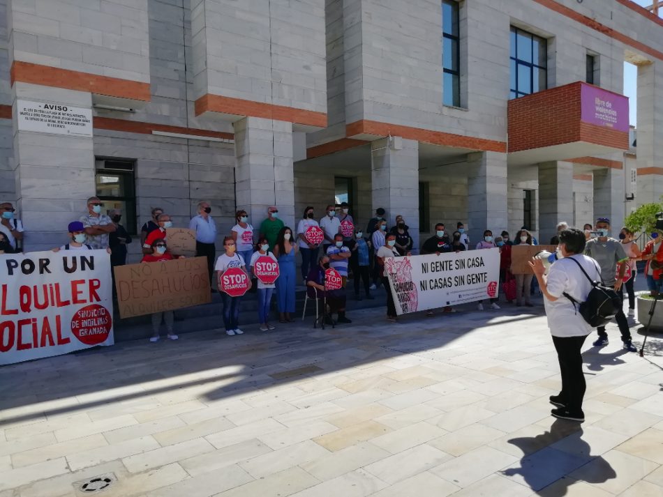 Las familias de Salobreña, en riesgo de desahucio, exigen al Ayuntamiento su intervención