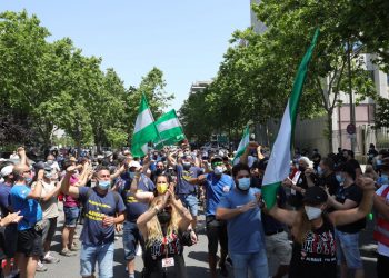 Los trabajadores de Airbus llegan hasta el Ministerio de Industria para mostrar su rechazo al cierre de la factoría de Puerto Real