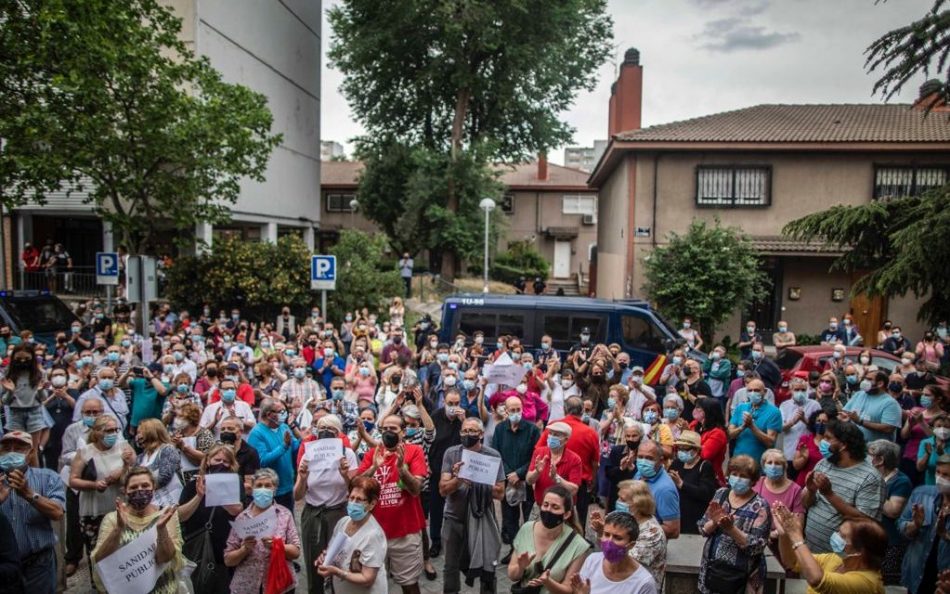 Continúan las concentraciones vecinales contra la propuesta de cierre estival de centros de salud en Madrid