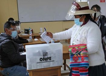 Condenamos los intentos desestabilizadores de la derecha en Perú