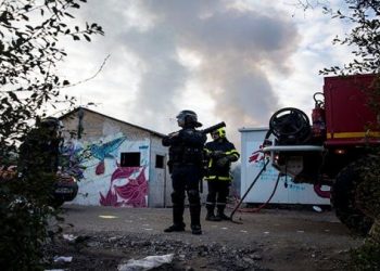 Desmantelan campo de migrantes en Calais, Francia