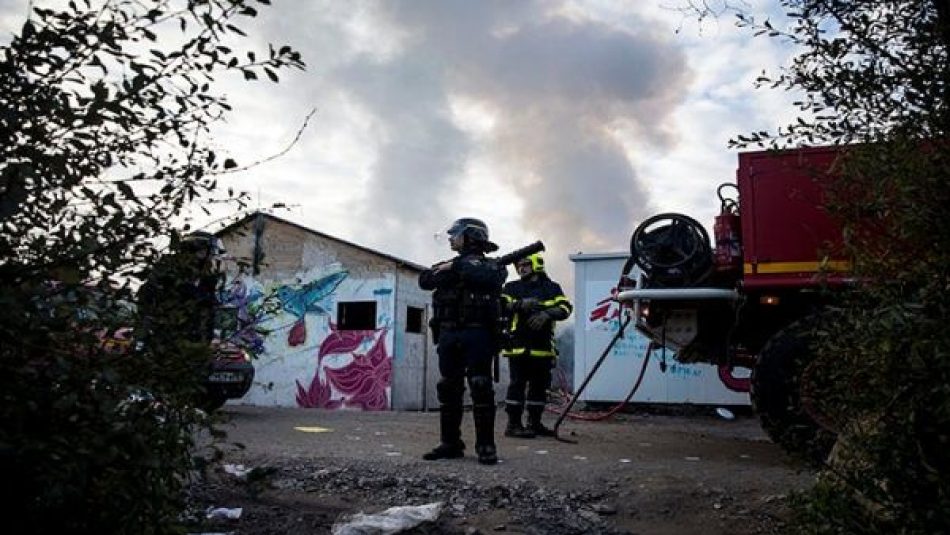 Desmantelan campo de migrantes en Calais, Francia