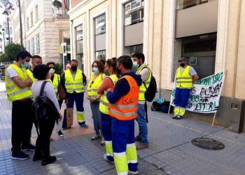 Denuncian la situación laboral trabajadores de limpieza del litoral de la Región de Murcia