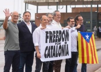 Independentistas catalanes salen de prisión tras indultos