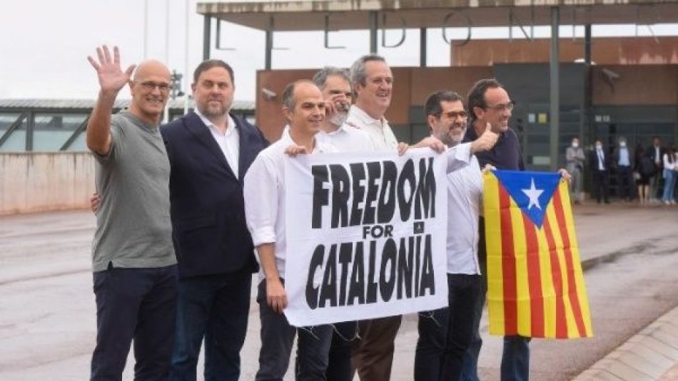 Independentistas catalanes salen de prisión tras indultos