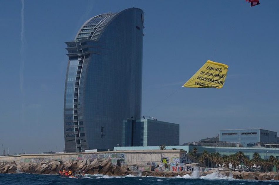 Greenpeace interrumpe la llegada de Pedro Sánchez a un acto sobre la reconstrucción económica para exigirle una recuperación verde y justa