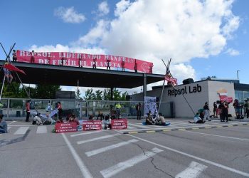 Más de 100 activistas de Rebelión por el Clima bloquean la entrada del centro de investigación de Repsol en Móstoles y piden el cese de sus actividades fósiles