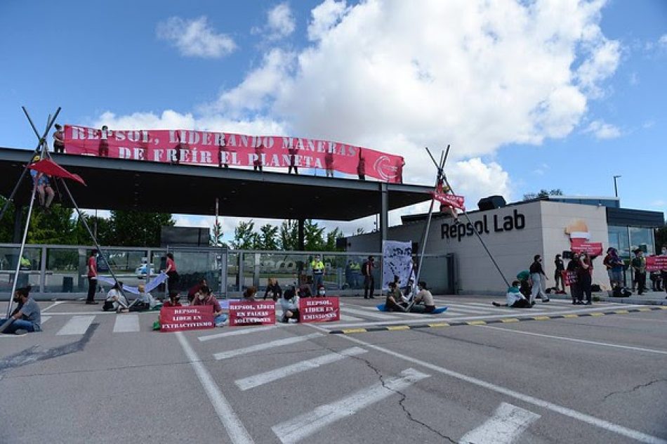 Más de 100 activistas de Rebelión por el Clima bloquean la entrada del centro de investigación de Repsol en Móstoles y piden el cese de sus actividades fósiles