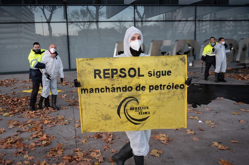 Absueltos los ocho activistas denunciados por Repsol por protestar en su sede por sus desmanes climáticos