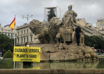 Greenpeace le pone “oxígeno” a la Cibeles para exigir ciudades más verdes