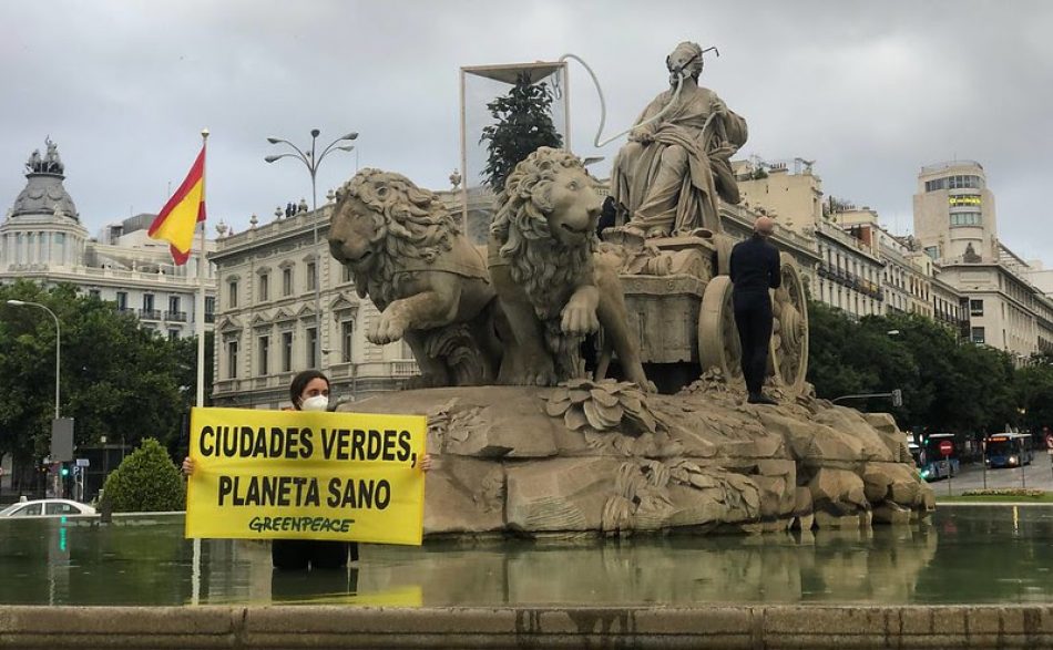 Greenpeace le pone “oxígeno” a la Cibeles para exigir ciudades más verdes