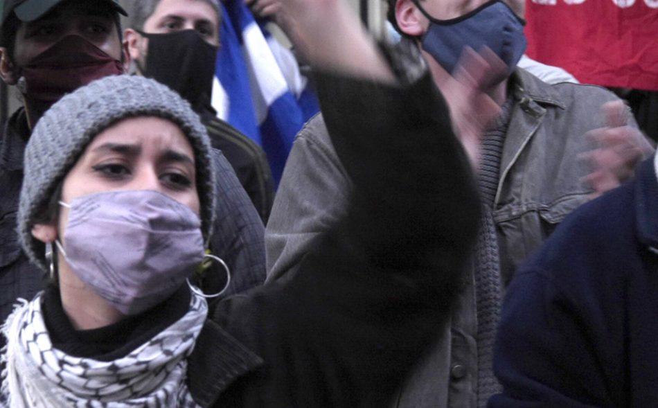 Solidarixs con la Revolución cubana abrazaron nuevamente la embajada en Buenos Aires frente a un grupo de «gusanos» y macristas