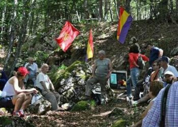 La Agrupación Pozo Grajero celebra la subida a la sima anual en memoria de los represaliados por el franquismo