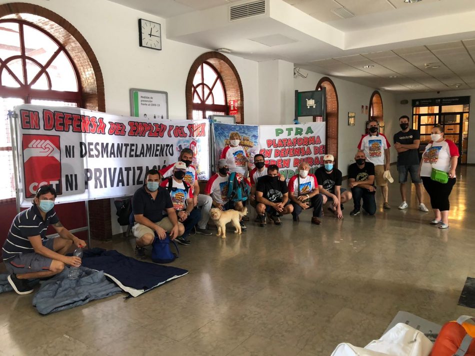 Delegados de CGT se encierran en la oficina del responsable de RENFE Viajeros en Málaga ante la falta de personal y la negativa a solucionarlo