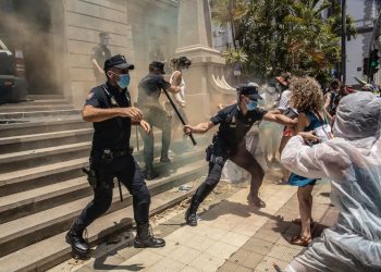 Al grito de «Canarias ni cárcel ni tumba» , la Caravana Abriendo Fronteras inicia movilizaciones en Tenerife
