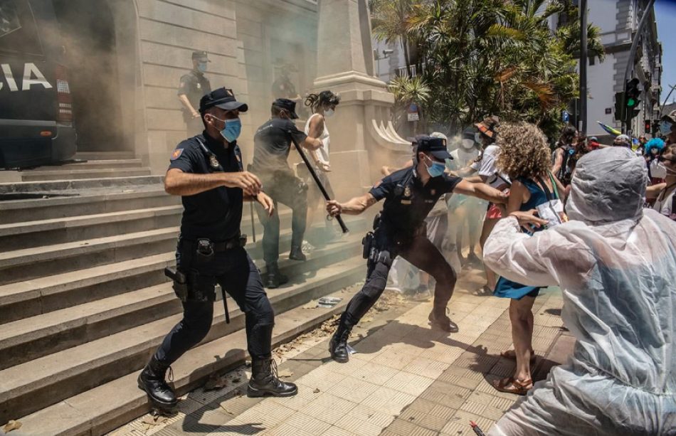 Al grito de «Canarias ni cárcel ni tumba» , la Caravana Abriendo Fronteras inicia movilizaciones en Tenerife