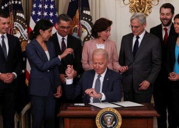 Biden firma una orden contra prácticas anticompetitivas que impulsa el escrutinio de los gigantes tecnológicos