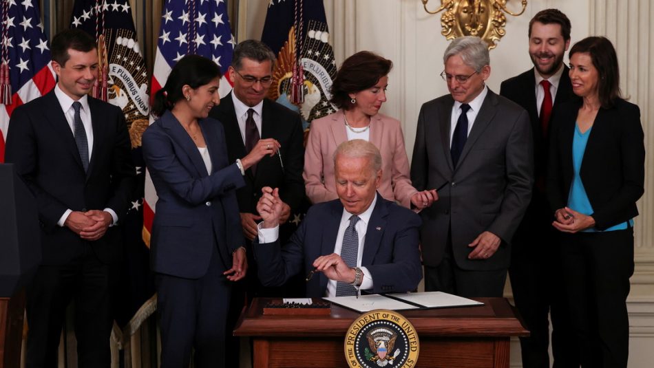 Biden firma una orden contra prácticas anticompetitivas que impulsa el escrutinio de los gigantes tecnológicos