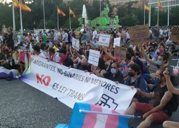 Activistas por los derechos trans cortaron el paso al PSOE y lo expulsaron de la marcha del Orgullo