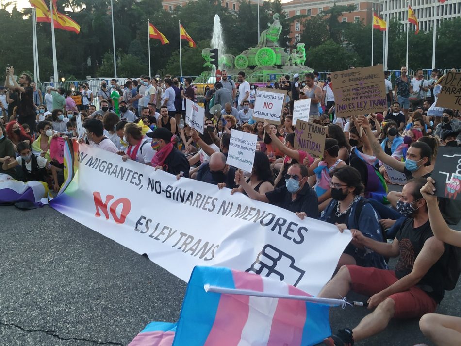 Activistas por los derechos trans cortaron el paso al PSOE y lo expulsaron de la marcha del Orgullo