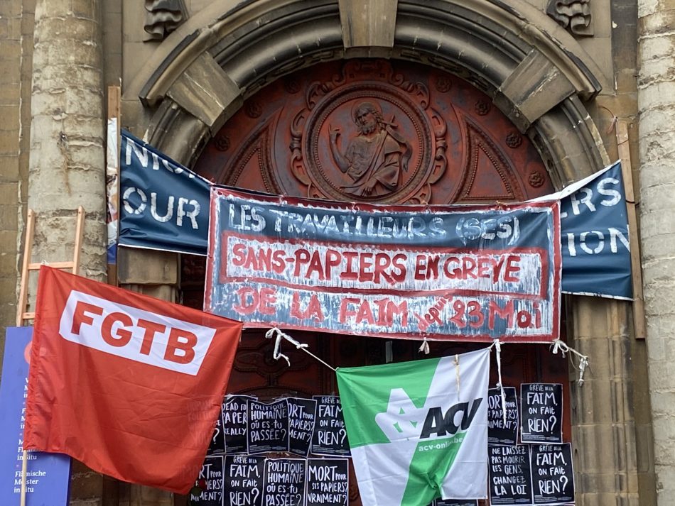 «Apoyamos al colectivo de migrantes sin papeles, en huelga de hambre desde hace varias semanas, encerrados en una iglesia de Bruselas»