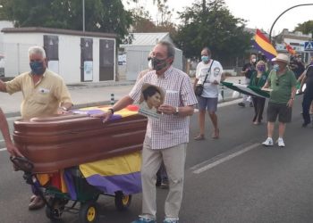 Un simbólico cortejo fúnebre exige la salida del genocida Queipo de Llano de la Macarena: #FascismoNuncaMás