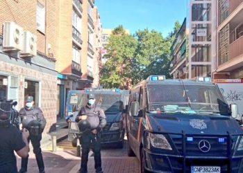 Decenas de antidisturbios acordonan Vallecas para desahuciar a una pareja y sus cuatro hijos